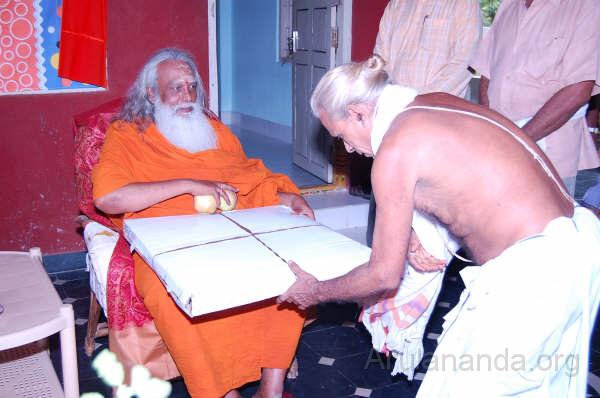 DSC_0158.JPG - Gift to Sri Sastry