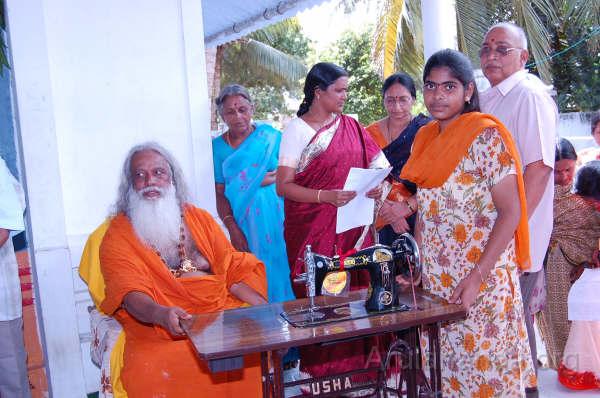 DSC_0198.JPG - Donation of a sewing machine on birthday