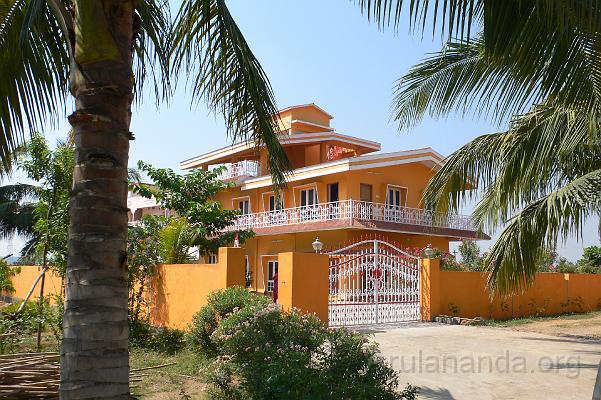 P1060016.JPG - Swamiji's living quarters for meeting devotees, meditation, and puja