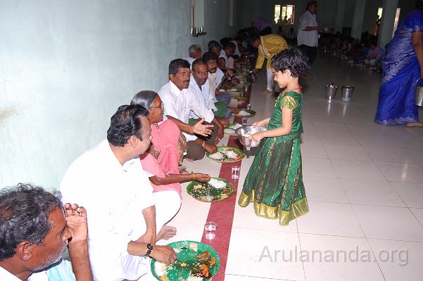 DSC_0183.JPG - Service from little hands during Annadanam
