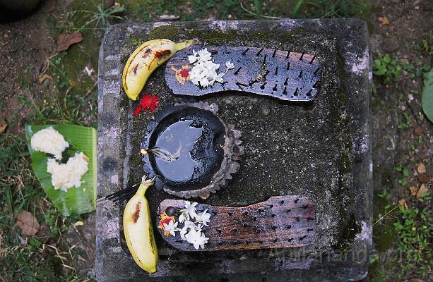 00010015.jpg - Lada Maharshi's Footwear - Nov 2002