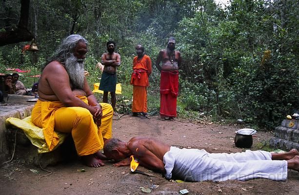 00010016.jpg - Arati to Swamiji at Lada Mahrashi's Place by a Devotee - Nov 2002