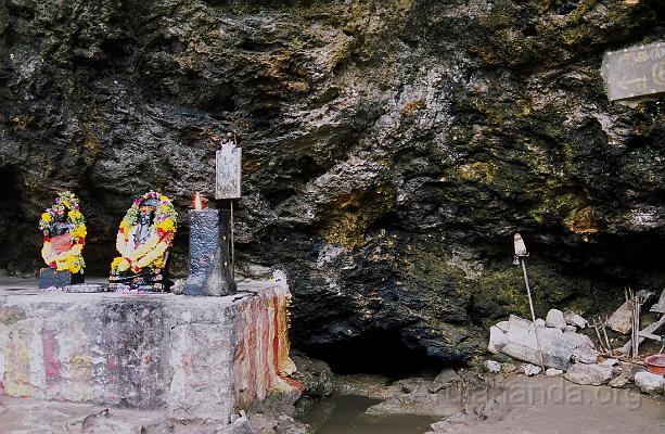 00010026.jpg - Kailasa Guha with Agastya Rishi and Subramania Swami at Suruli - Nov 2002