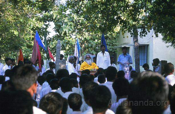 00840006.jpg - Swamiji felicitated at a local school near Pasumalai - Nov 2002