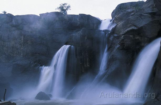 00840020.jpg - Kalyana Teertham waterfalls near Papanasam - Nov 2002