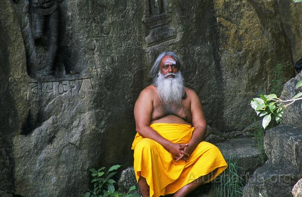 00840023.jpg - Cave where Swamiji performed Tapas by the side of Kalyana Teertham waterfalls near Papanasam - Nov 2002