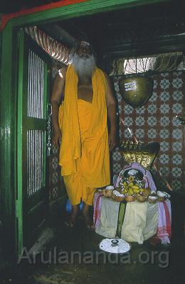 00840025.jpg - Shivalingam by the side of Kalyana Teertham waterfalls near Papanasam - Nov 2002