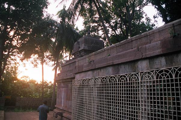 00870001.JPG - Hatakesvaram temple near Srisailam - Aug 2003