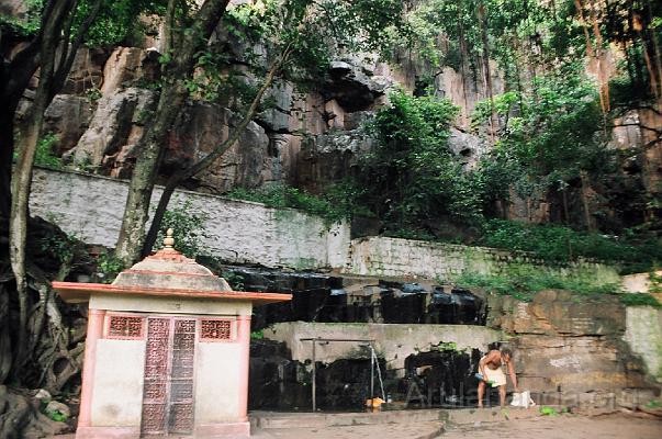 00870003.JPG - Phaladhara Panchadhara near Srisailam where Adi Sankaracharya composed Sivanandalahari - Aug 2003