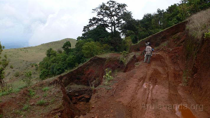 P1000160.JPG - Land slide on the way to Moola Mookambika - Jun 2006