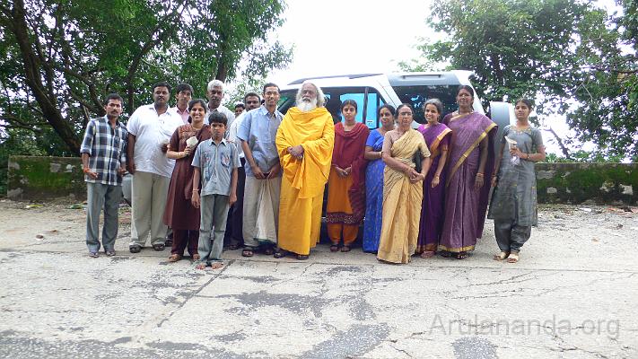 P1000203.JPG - Swamiji with devotees on the way to Sringeri - Jun 2006