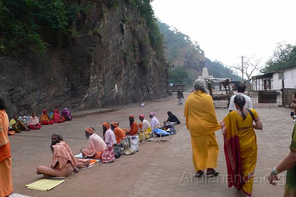 P1030208.JPG - Swamiji donating to other sadhus near Ahobilam - Dec 2007