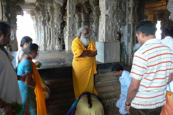 P1030230.JPG - Devotees performing pada namaskaram in Lower Ahobilam - Dec 2007
