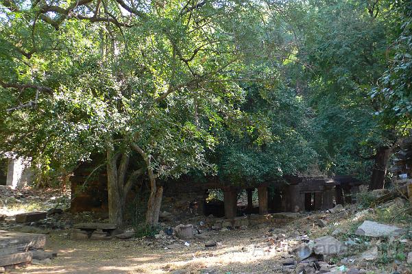 P1030368.JPG - Old temple near Kolanu Bharati in Srisailam forest - Dec 2007