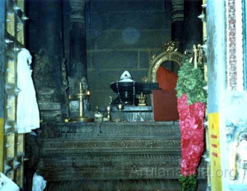 LalitanandaSwamiSamadhi.jpg - Shiva Lingam on Lalitananda Swami's Samadhi